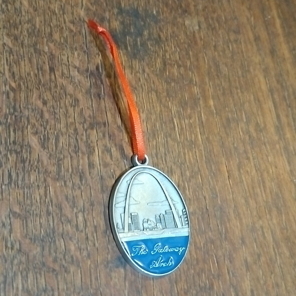 The gateway arch ornament/medal. D28SC25
